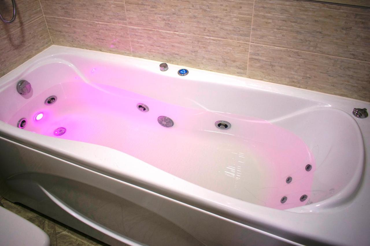 Jacuzzi New Loft Apartcomplex Kaskad, Минск - Центр Города ミンスク 部屋 写真